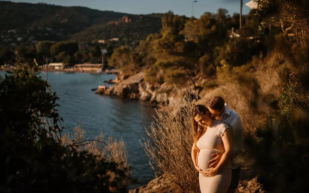 Séance photo grossesse à Agay : une séance les pieds dans l’eau