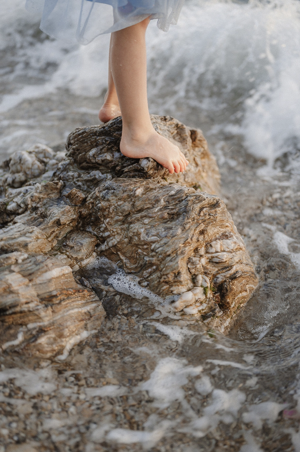 detail-shooting-photo-enfant-rocher-mer-var photographe le Pradet plage du Monaco