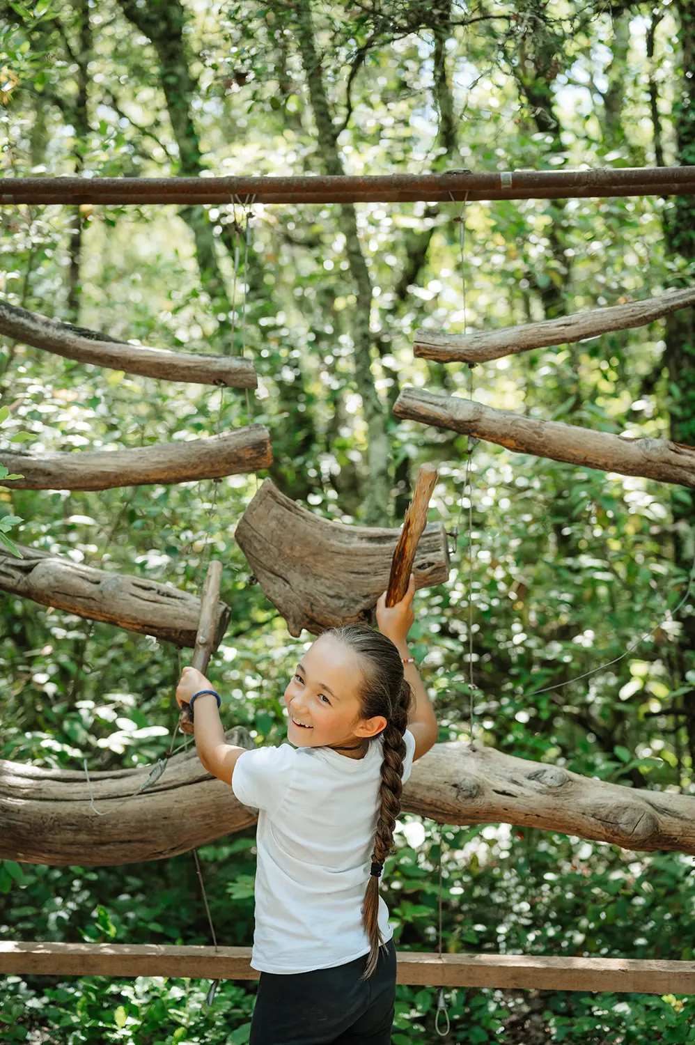 jeux en bois dans le parc nature Aoubré