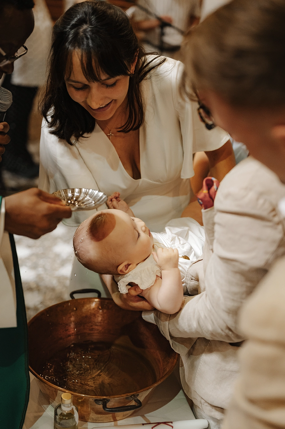 photo-bapteme-religieux-eau-qui-coule-front photographe bapteme var