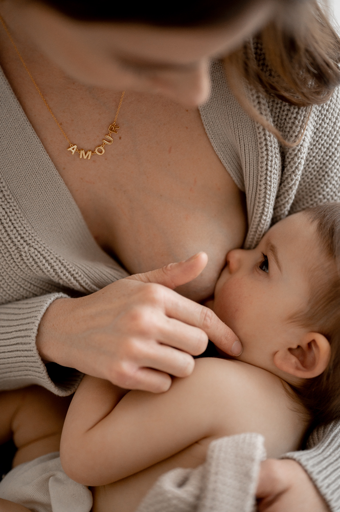 photo-bebe-allaitement-12-mois-var Photographe grossesse bébé 83