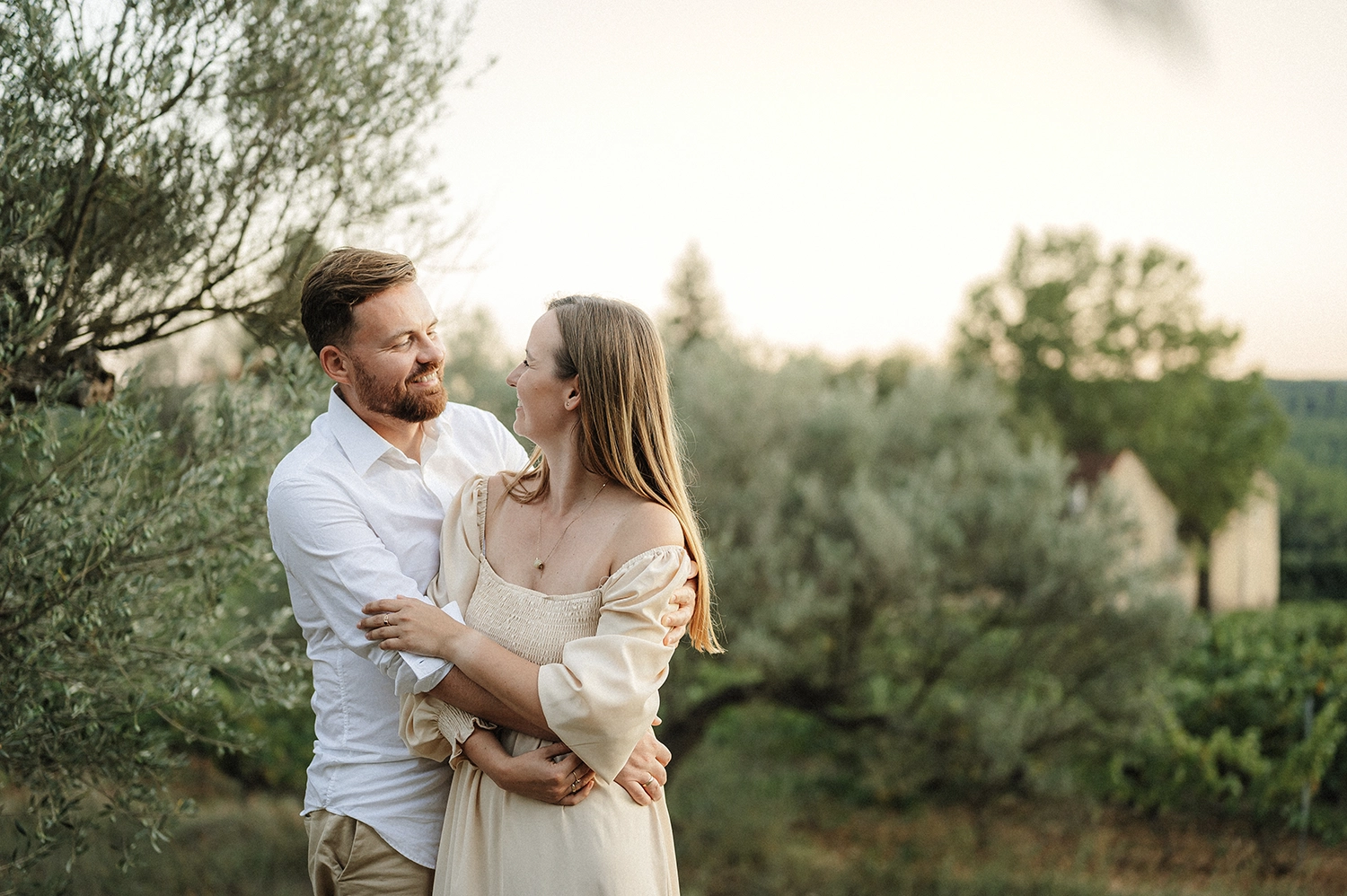 photo-couple-naturelle-exterieur-var-provence shooting naissance draguignan toulon frejus