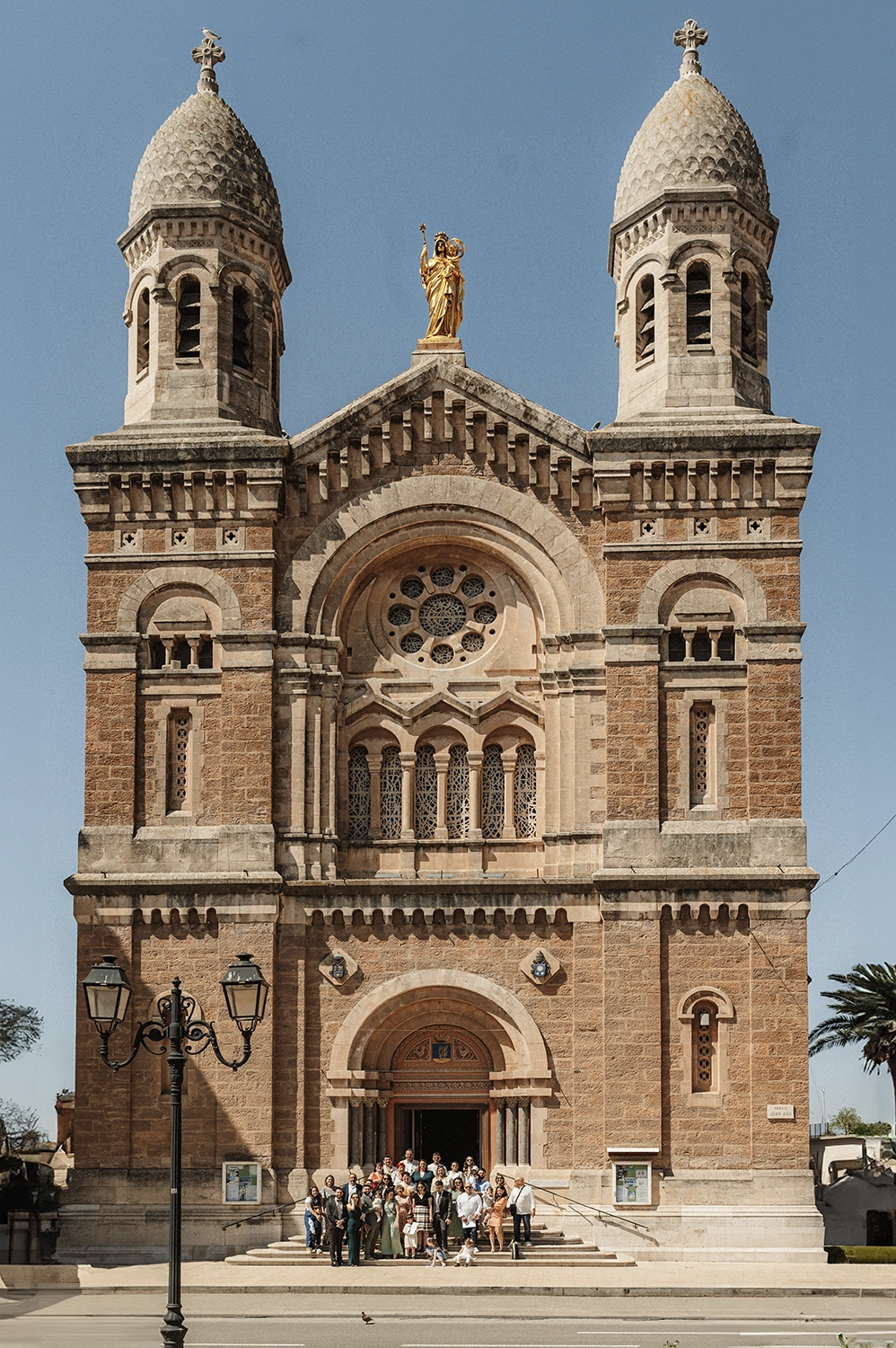 photo-eglise-st-raphael-bapteme-religieux photo de couple en exterieur var