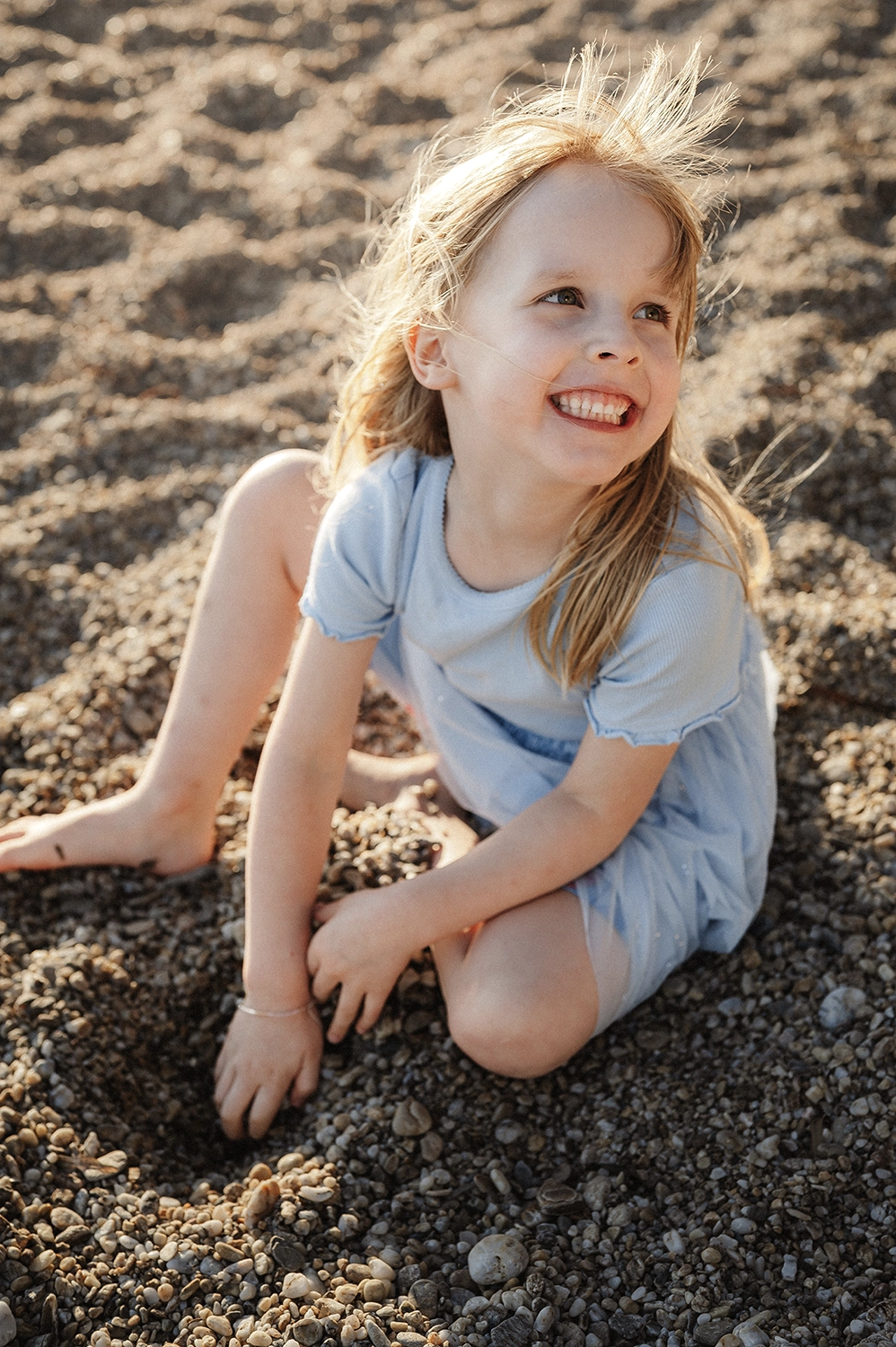 photo-enfant-plage-cailloux-var photographe le Pradet plage du Monaco
