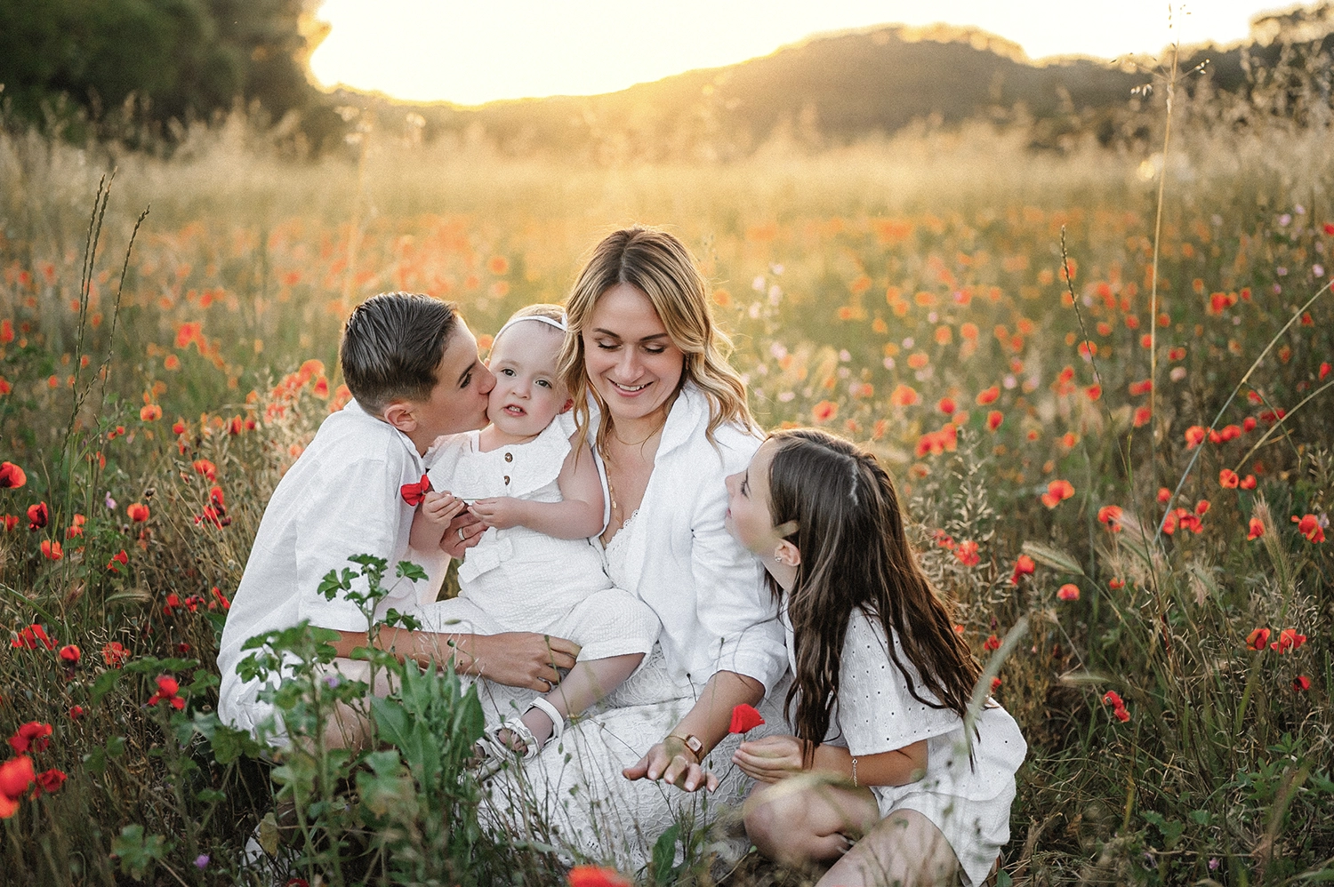photo-famille-mere-enfant-naturelles-coquelicots-var seance photo dans un champs de coquelicots