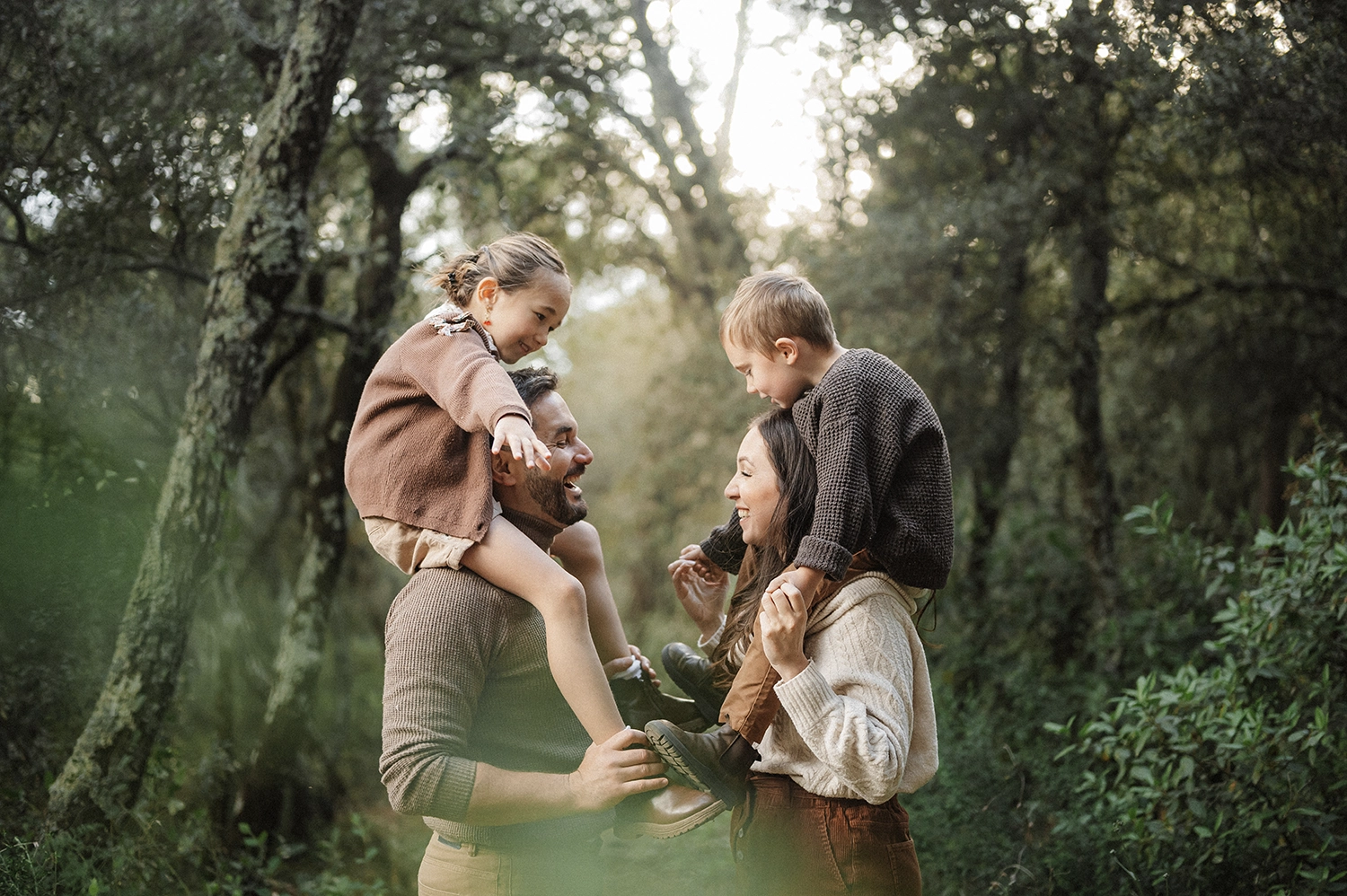 photographe-brignoles-style-naturel-spontane-exterieur-famille photographe famille Brignoles Var