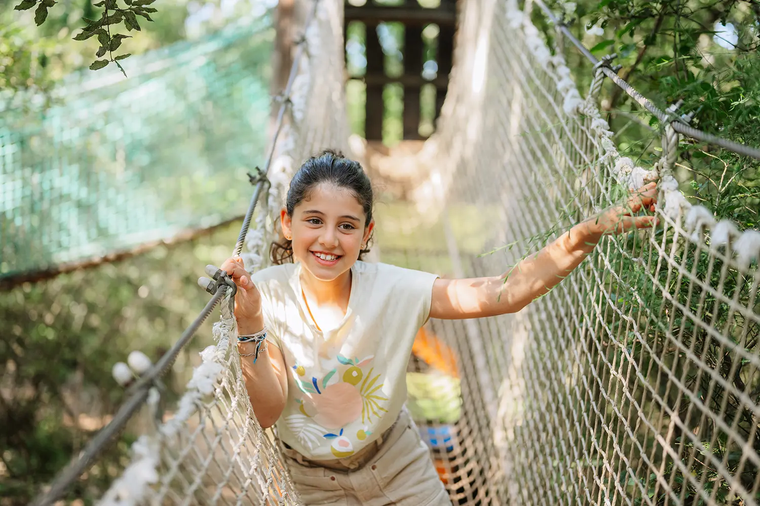 Portrait d'une petite fille souriante pendant sa journée au parc Aoubré