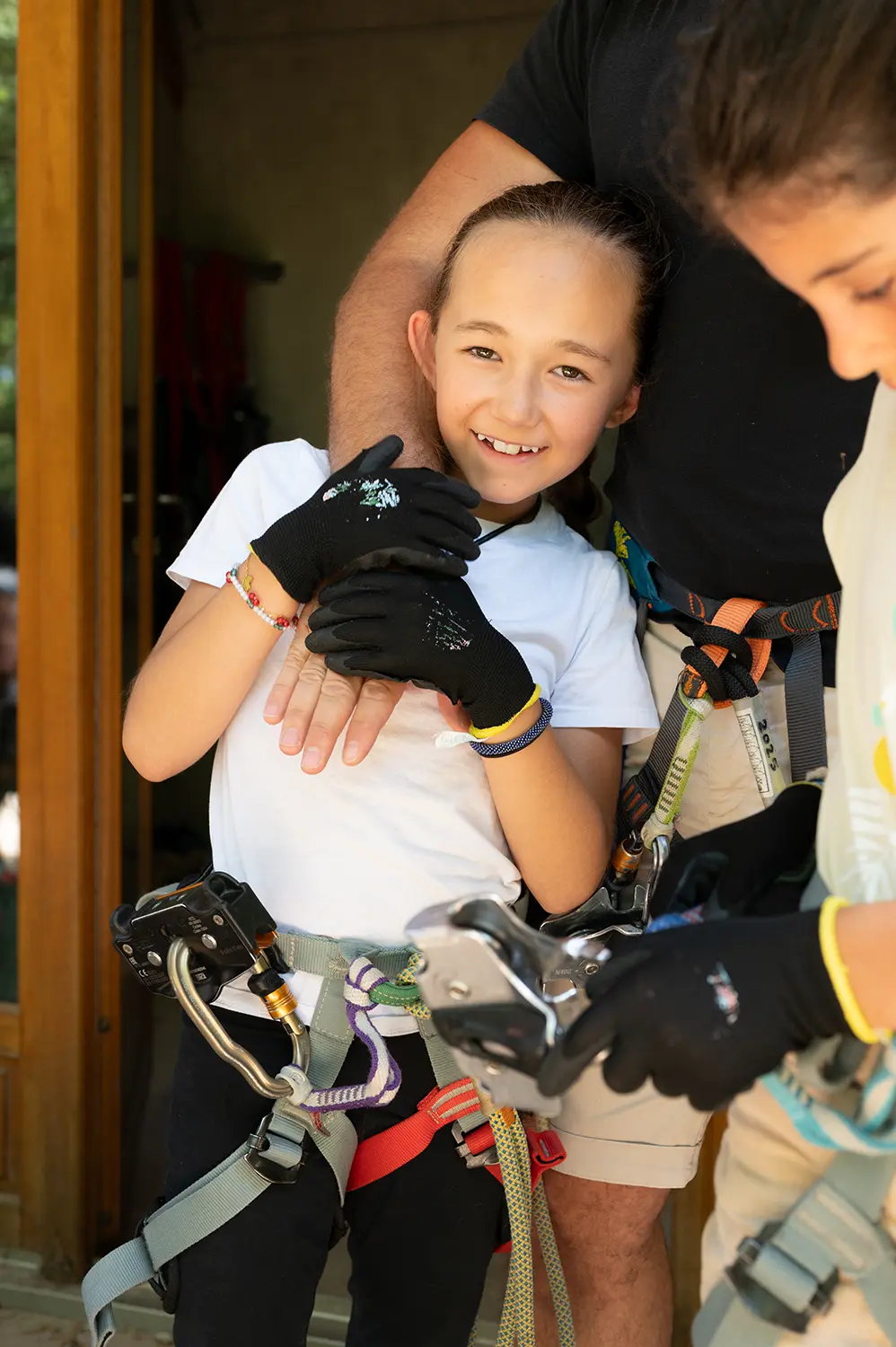 Potrait d'une petite fille prête pour son parcours accrobranche dans le Var