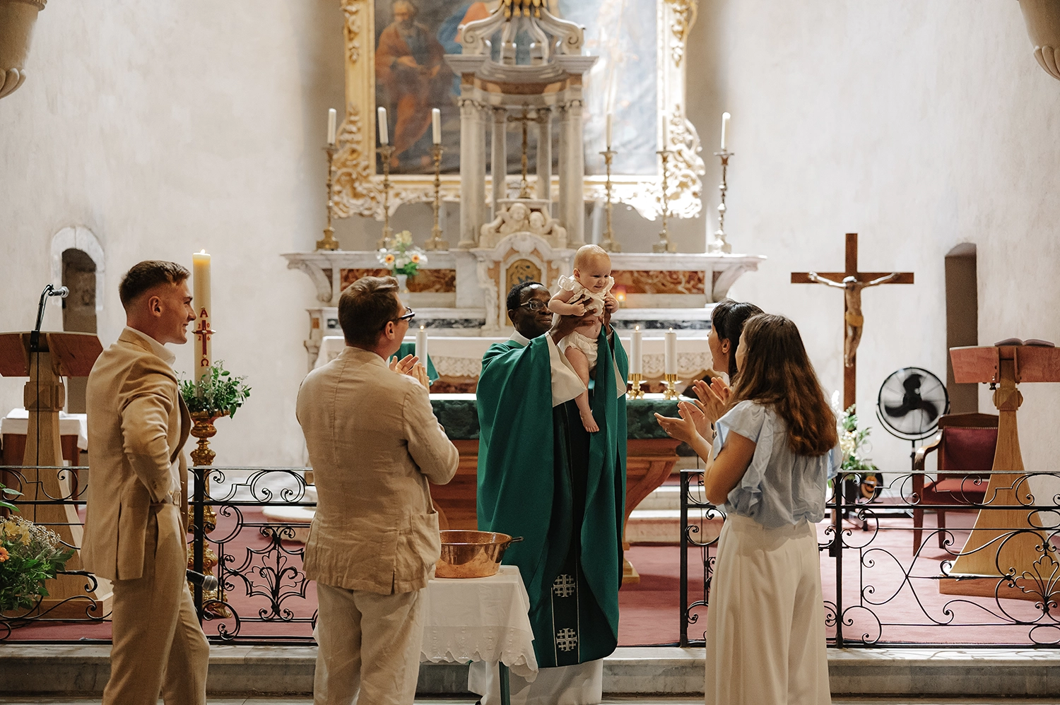 reportage-photo-bapteme-religieux-eglise-cotignac photographe mariage provence