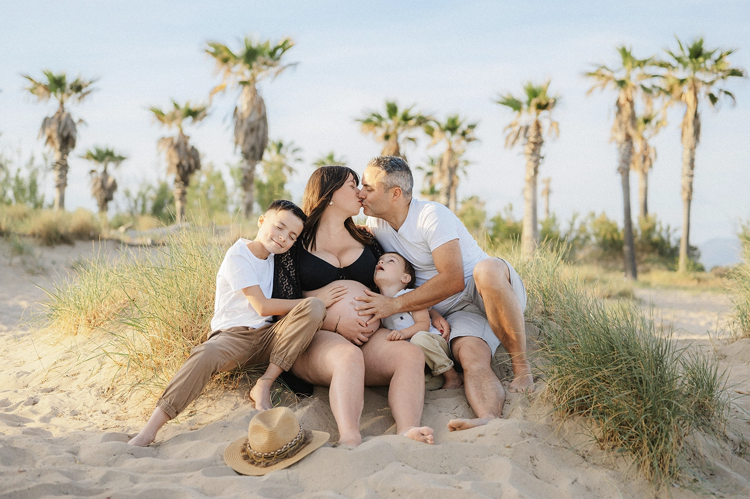 shooting photo grossesse en famille plage Frejus